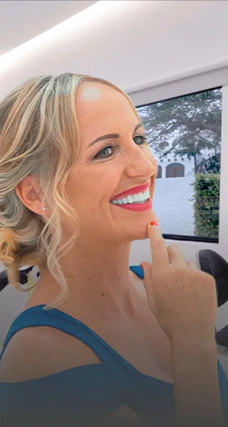 Dental Patient happy smile design: Image showing a dental clinic cancun patient with a happy smile after design procedure.